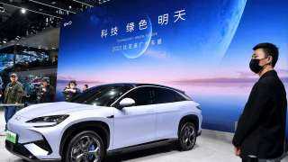 بروكسل تهدد بزيادة رسوم السيارات الكهربائية الصينية: تصاعد حدة التوتر التجاري بين الصين وأوروبا